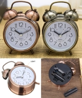 Reloj Despertador con Luz Nocturna, metalico, 9 x 5.6 x 12.5 cmts