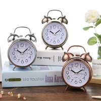 Reloj Despertador con Luz Nocturna, metalico, 9 x 5.6 x 12.5 cmts