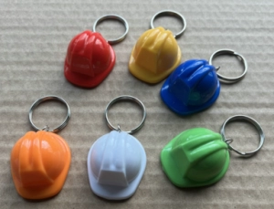 Llavero en forma de Casco, en ABS, tamaño 34 x 22 x 3.8 mm