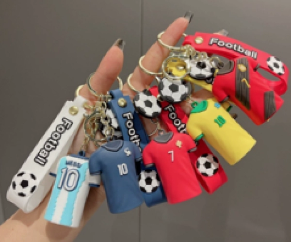 Llavero manilla con camiseta en PVC y mini balon