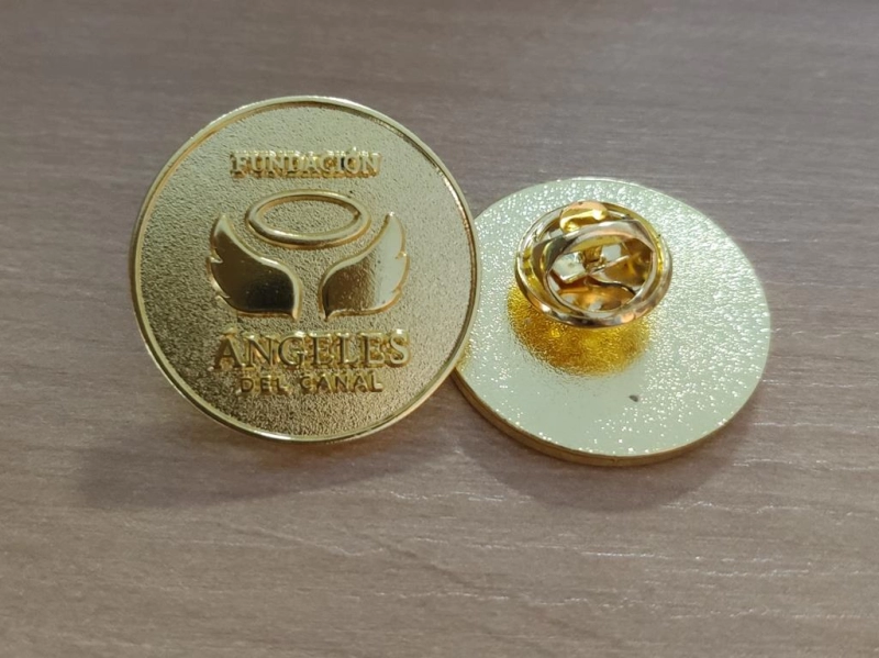 Pin metalico con logo en alto relieve