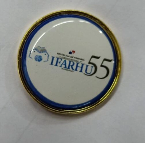 Pin metalico con logo impreso y domo protector