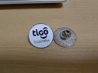 Pin metalico en alto relieve y con relleno de color