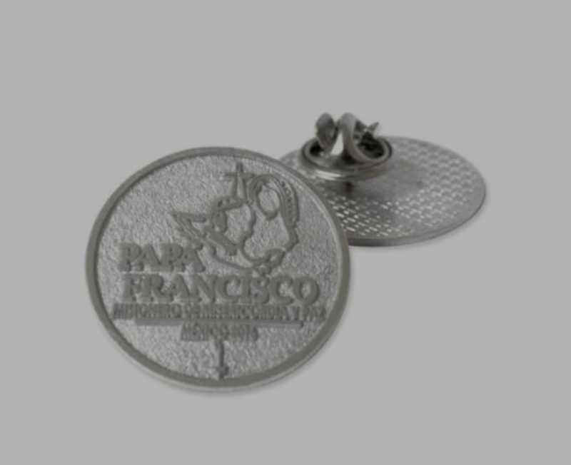 Pin metalico con logo en alto relieve