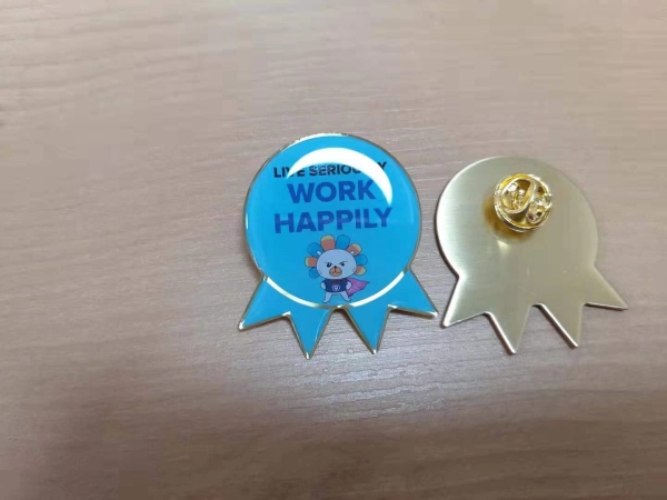 Pin metalico diseño especial con logo impreso y domo protector