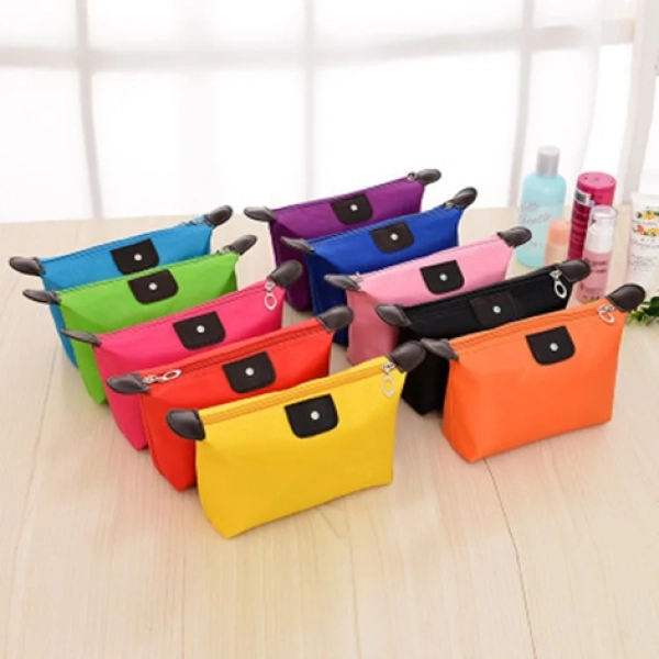 Cosmetiquera Provence, en lona con apliques en cuerina, 18 x 12 x 6 cmts