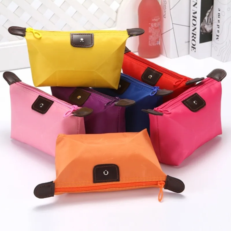 Cosmetiquera Provence, en lona con apliques en cuerina, 18 x 12 x 6 cmts
