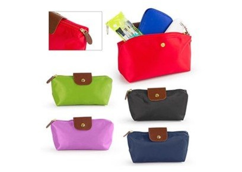 Cosmetiquera Liverpool, en Lona, de 20 x 12 x 7 cmts, con apliques en cuerina
