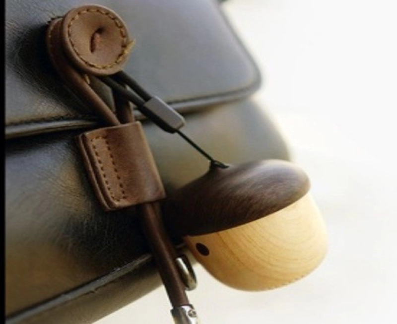 Parlante Bluetooth cilindrico, en Madera, en forma de nuez