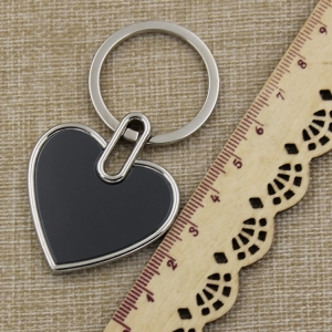 Llavero Metalico Corazon con marco plateado e interior negro, de 4 x 4 cmts