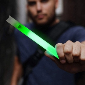 Barra Fluorescente Glowstick con pito y cinta para colgar, 16 x 1.5 cmts