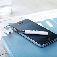 Llavero Stylus 3 en 1 metalico, con luz LED, laser, stylus y plug para celular, de 8 cm