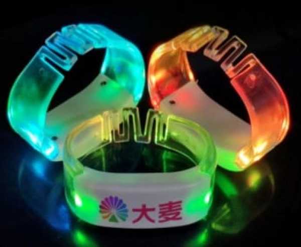 Manilla o Brazalete LED elaborado en ABS, SIN Control de Voz